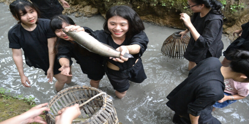 Mơ thấy bắt được cá trong ao
